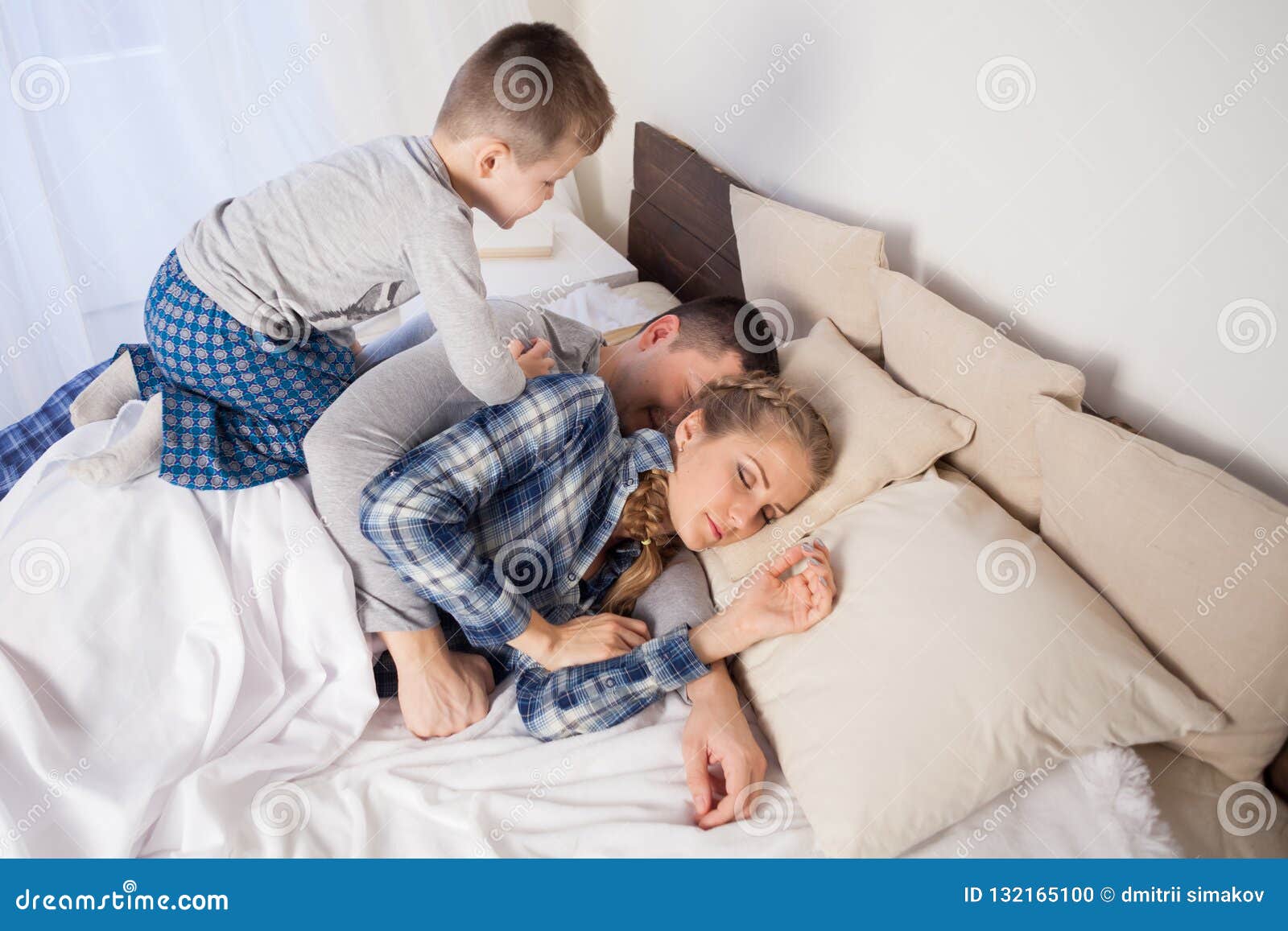 sleeping with dad mom and