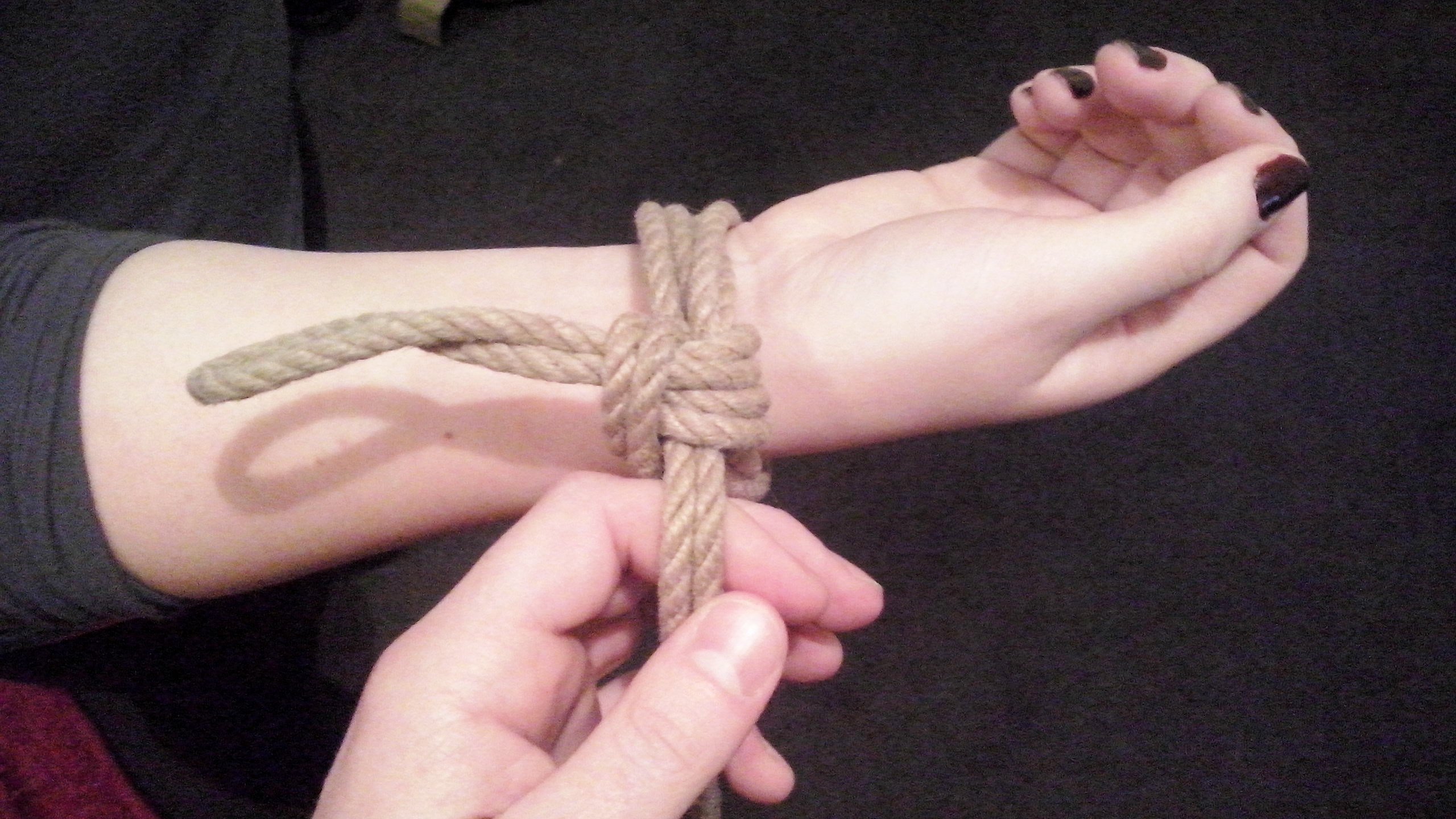 tieing bdsm knot